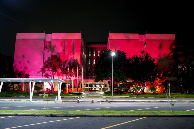 ANEEL ilumina sede com 1.000 lâmpadas LED em homenagem às mulheres